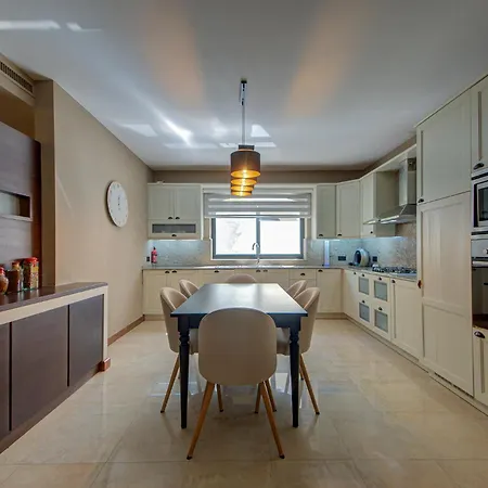 Βίλα With Stunning Pool Area In St'julians By 360 Estates